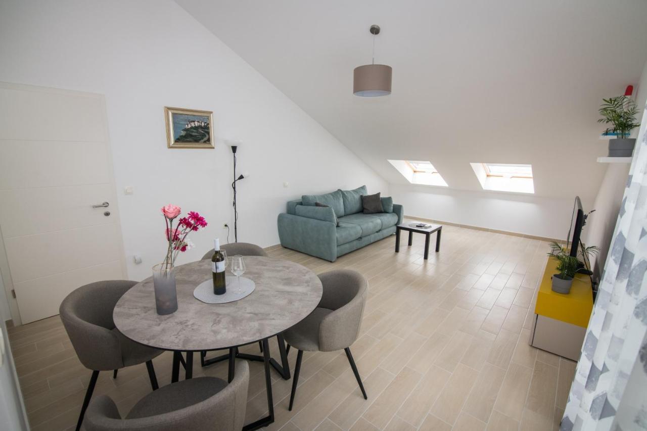 Apartment Skylight กอสเตรนา ภายนอก รูปภาพ